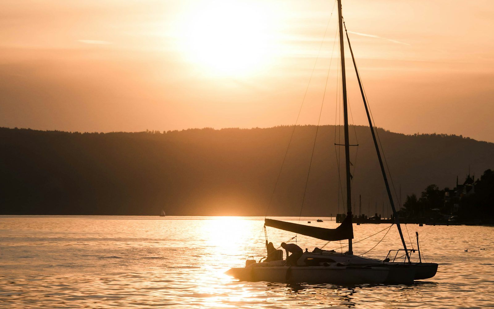 Voilier au coucher de soleil sur le lac Léman, au large de Lutry